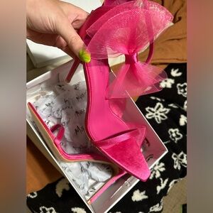 never worn, size 10 can ship with extra shipping cost